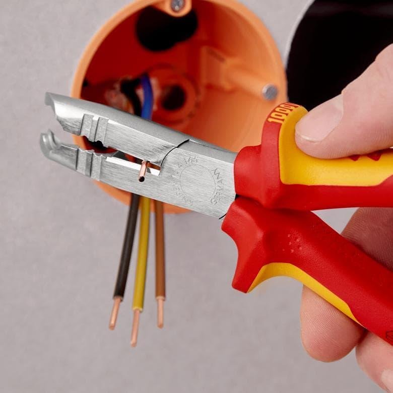 Pince de dénudage et coupeur, chromée, isolation jusqu'à Ø10 mm, VDE 1000V poignée jaune-rouge 165 mm, Knipex - K1346165