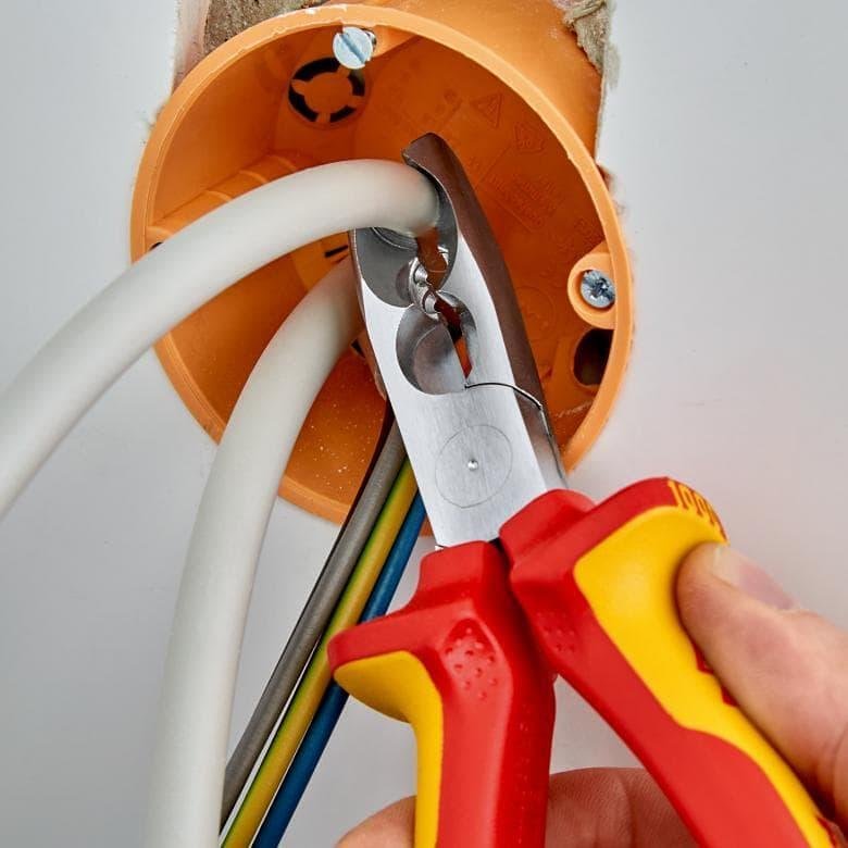 Pince de dénudage et coupeur, chromée, isolation jusqu'à Ø10 mm, VDE 1000V poignée jaune-rouge 165 mm, Knipex - K1346165