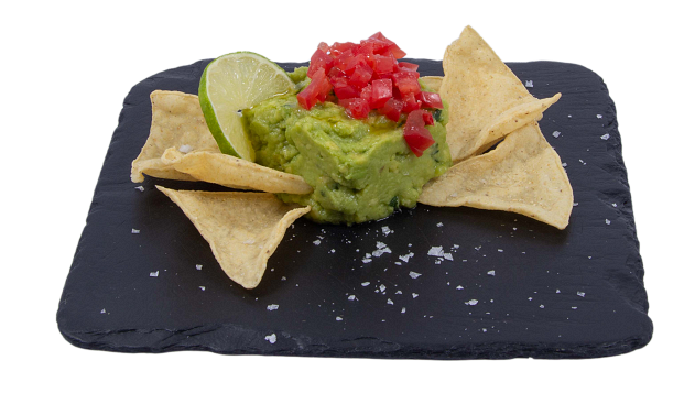 Гуакамоле поднесено с хрупкава тортила