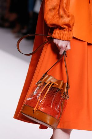 прозрачна дамска чанта във формата на цилиндър
