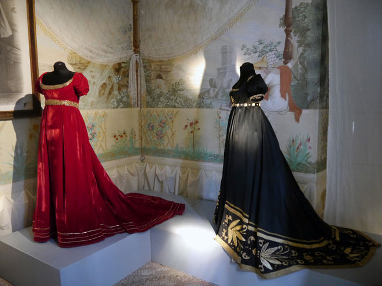 две от роклите изложени в експозицията на Фондация Черрателли в Сан Джулиано Терме