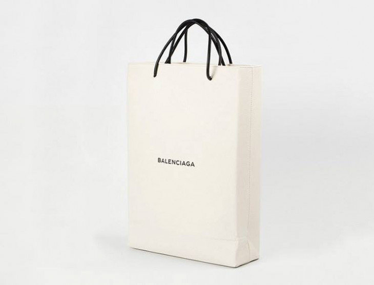 Чанта във формата на хартиен пакет от „Balenciaga“