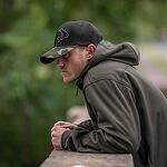 Шапка с козирка Avid Carp Black and Camo Cap