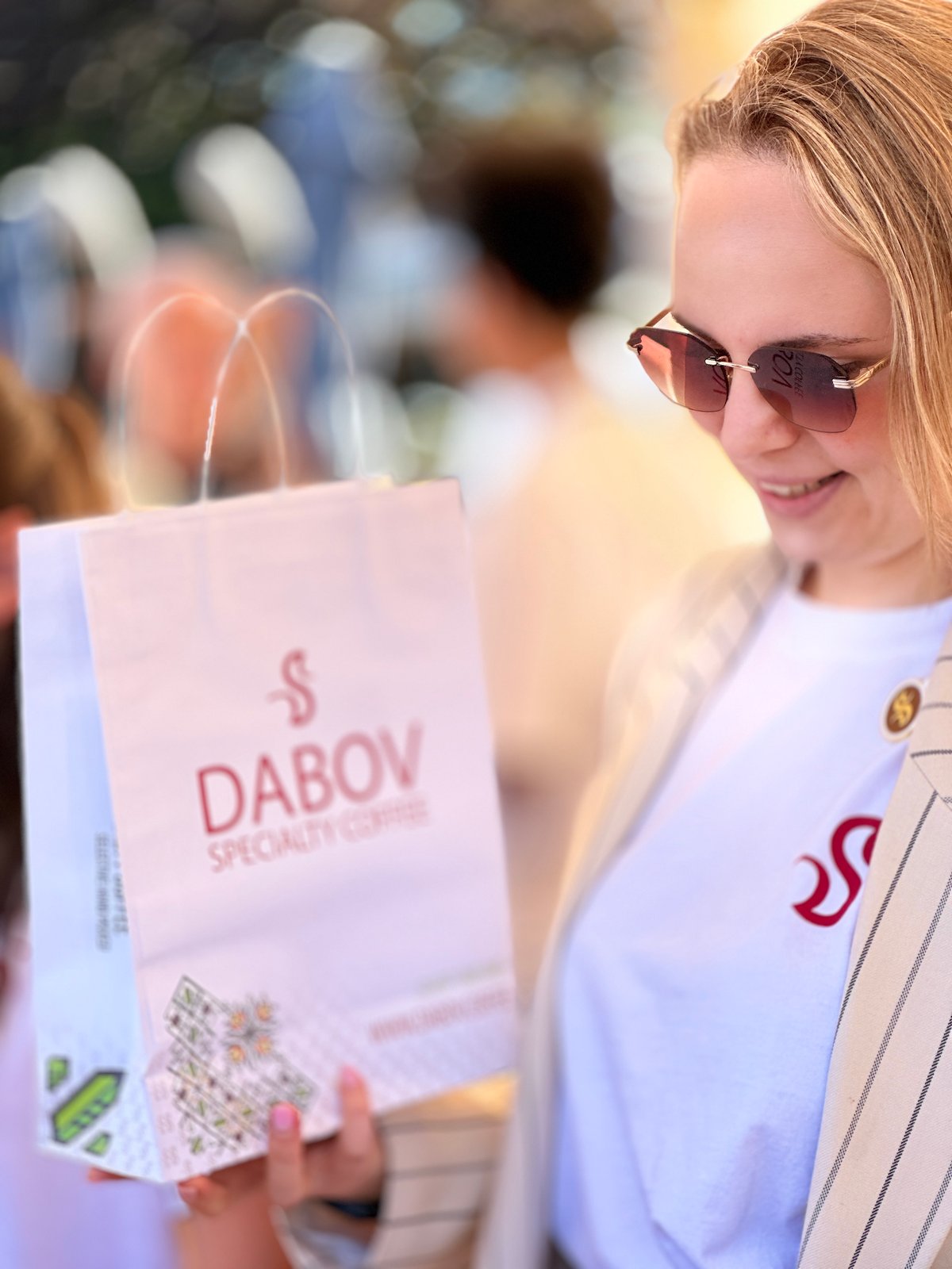 Посетителка с торбичка DABOV Specialty Coffee