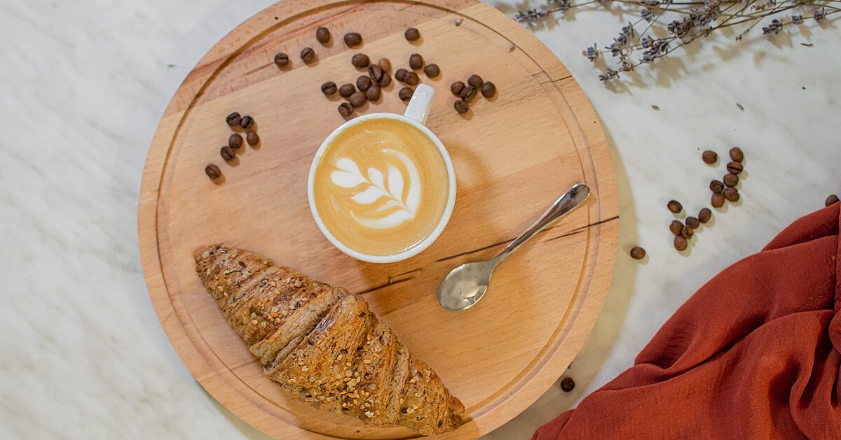 капучино кроасан Dabov Specialty Coffee бяла порцеланова чаша кафе на зърна