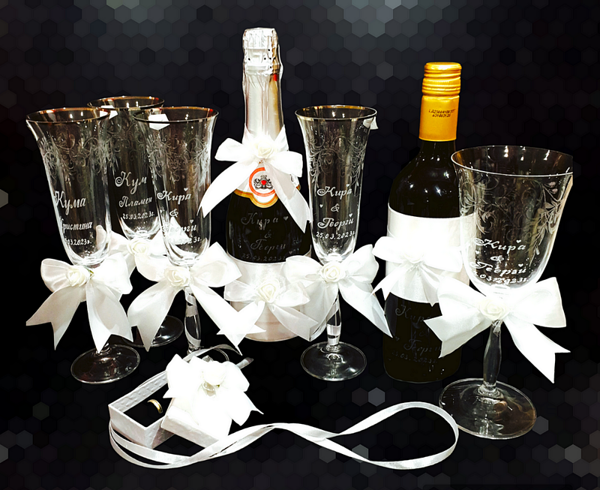 Гравиран сватбен комплект с ритуални чаши Angela