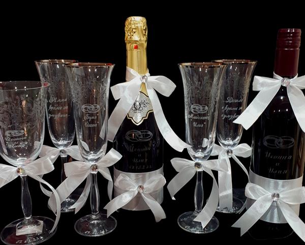 Гравиран сватбен комплект с ритуални чаши  Angela с гравирани халки