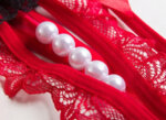 Еротично дамско бельо Виктория с отворено дъно с перли в червен цвят - прашка