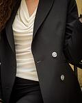 Дамско сако с двуредно закопчаване, остър ревер и метализирани копчета