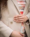 Костюм от вталено дамско двуредно сако с класически ревер и тесен панталон тип „цигара“