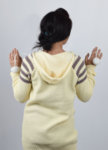 Дамски плетен пуловер с предни джобове