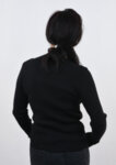 Дамски тънък пуловер с набрано деколте