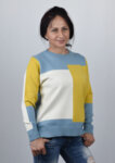 Дамски плетен пуловер на цветни фигури