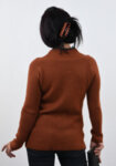 Дамски плетен пуловер с дантела на деколтето