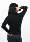 Дамски плетен пуловер с копчета на ръкава