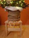 Правоъгълно дървено столче - поставка за Коледна елха