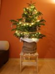 Правоъгълно дървено столче - поставка за Коледна елха